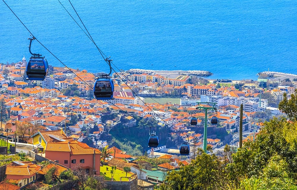 Gondelfahrt über den Dächern von Funchal. Perfekter Ausflug auf Madeira für die ganze Familien 