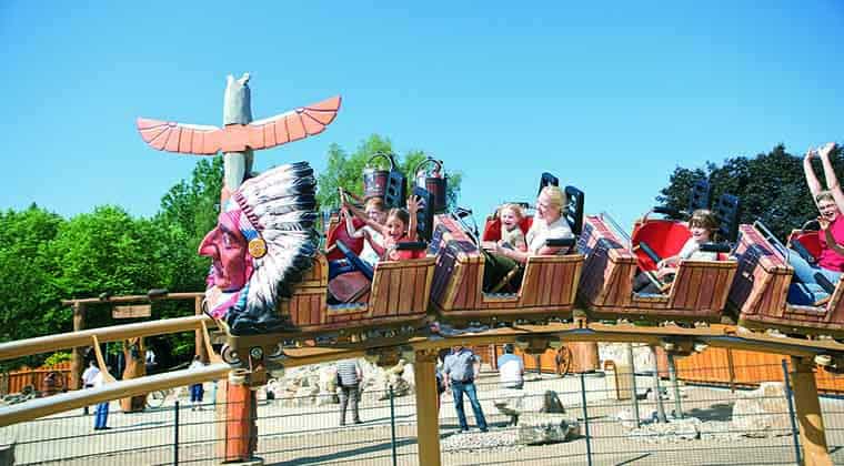Familie mit Kindern in der Achterbahn Indy Blitz im Heide Park Resort, Soltau, Lüneburger Heide, Deutschland