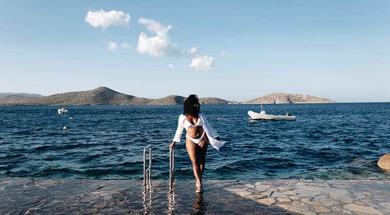 Influencerin Christl Clear am Strand