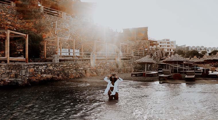 Christl Clear am Strand des TUI BLUE Elounda Village
