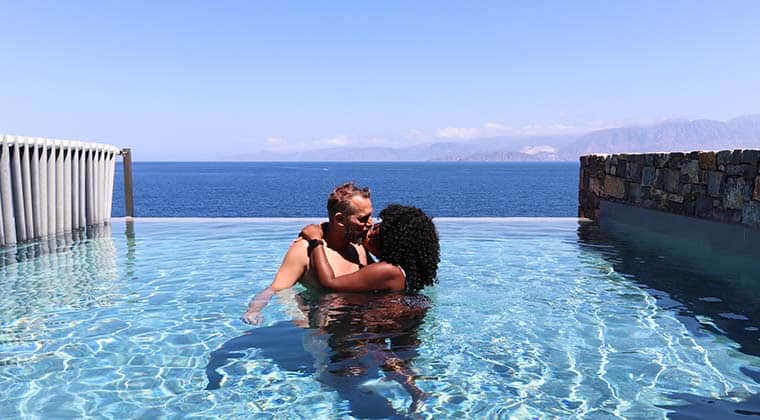 Christl Clear und ihr Mann im eigenen Pool