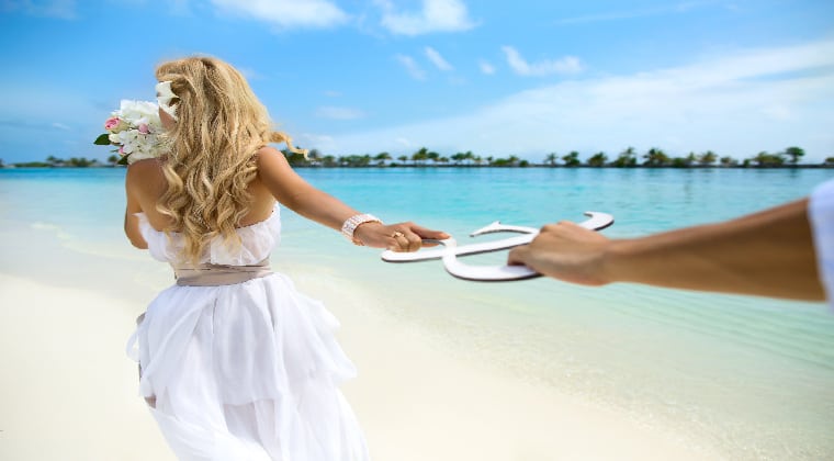 Junges Paar am Strand Malediven