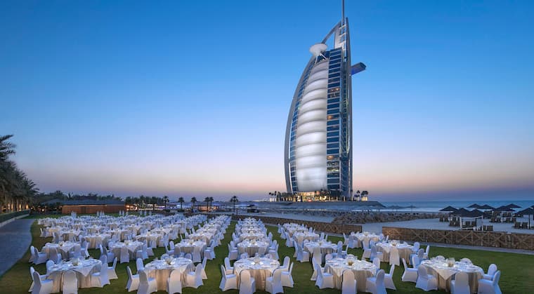 Jumeirah Beach Hotel mit Blick auf Burj al Arab