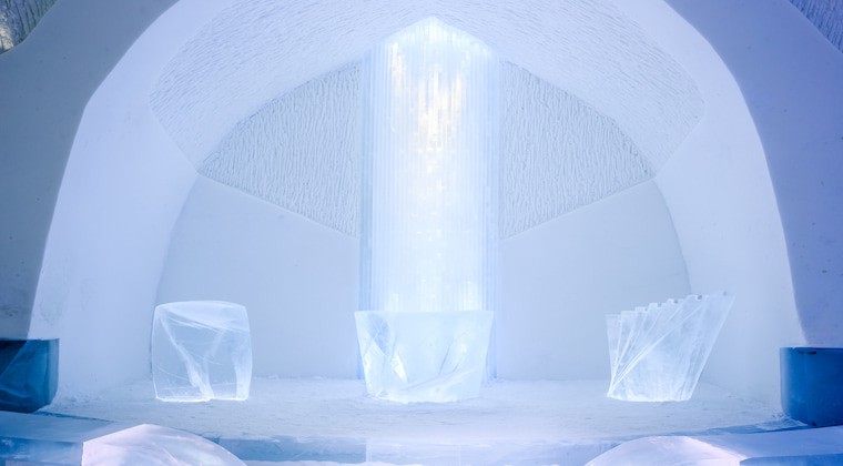 Eiskirche im Icehotel in Schweden