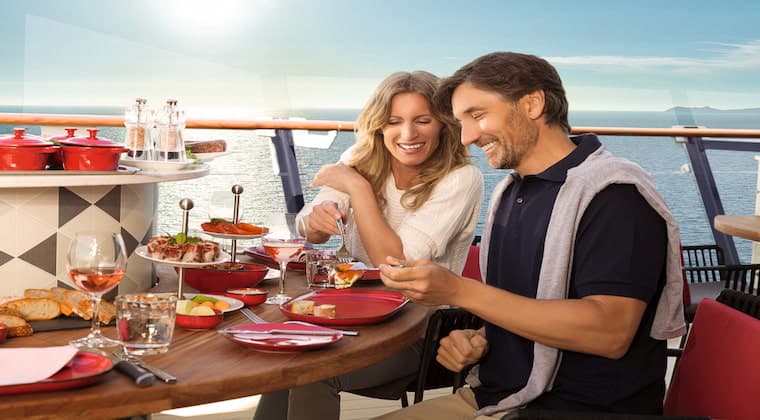 Paar beim Dinner auf Mein Schiff von TUI Cruises