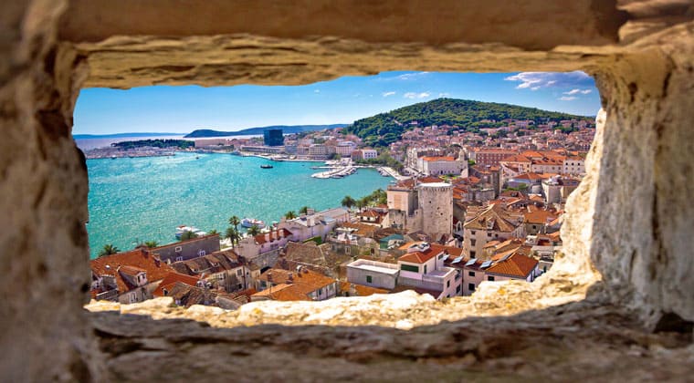 Dalmatien Blick durch Steinfenster auf die Bucht von Split