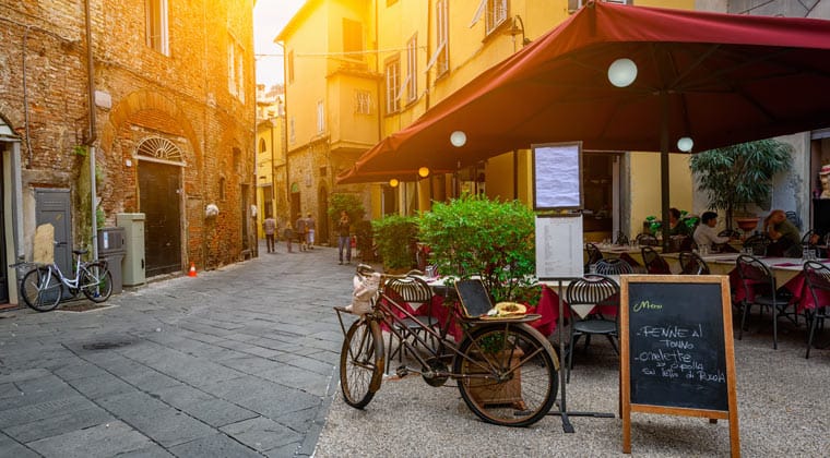 Italien Städte Toskana Kleine Gasse in Lucca