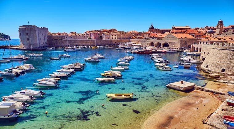 Kroatien Städte Boote im Hafen von Dubrovnik