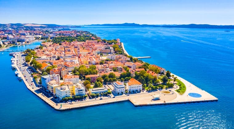 Kroatien Städte Blick auf die Habinsel Zadar umgeben von blau schimmerden Meer