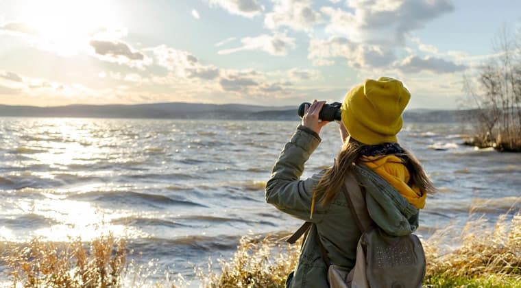 Frau bei Vogelbeobachtung