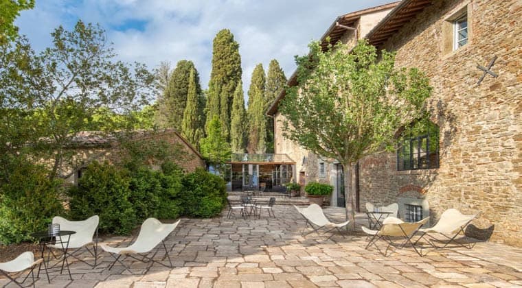 Italien Toskana Badia di PomaioTerrasse mit Tisch und Stühlen