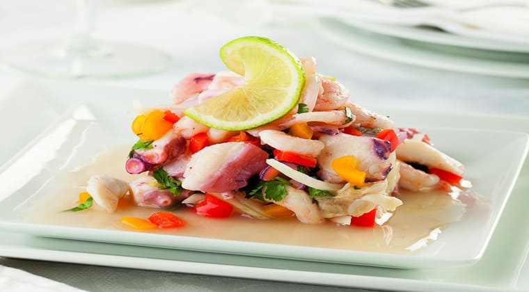 Teller mit Ceviche Gericht