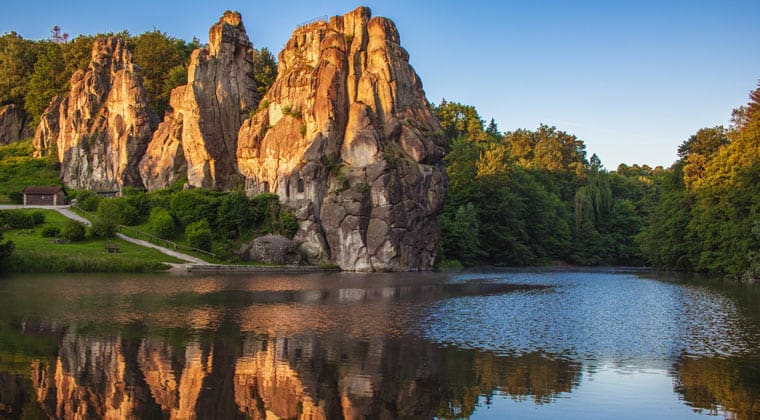 Blick auf Sandsteinfels im Teutoburger Wald
