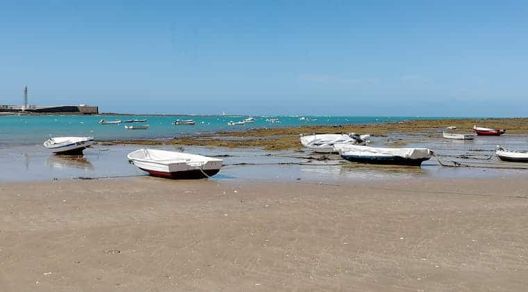 Fischerboote am Strand von Cadiz