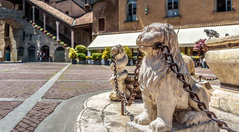 Bergamo Sehenswürdigkeiten die Piazza Veccia in der Altstadt