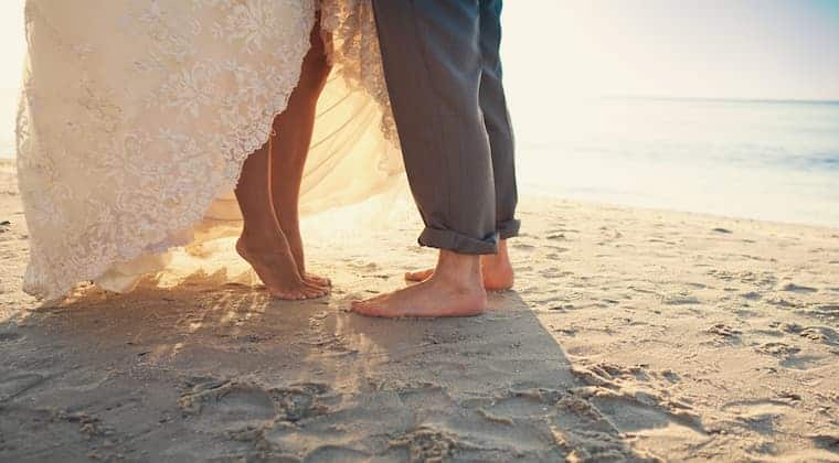 Brautpaar Füße im Sand