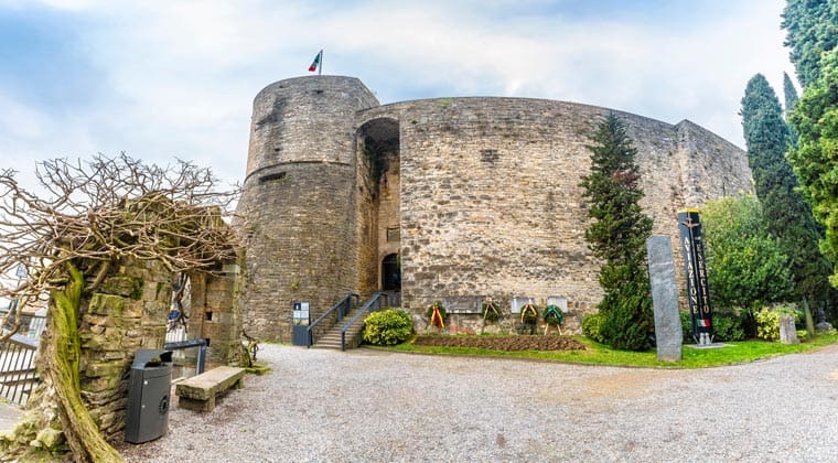 Italien der Wachturm Rocca di Bergamo