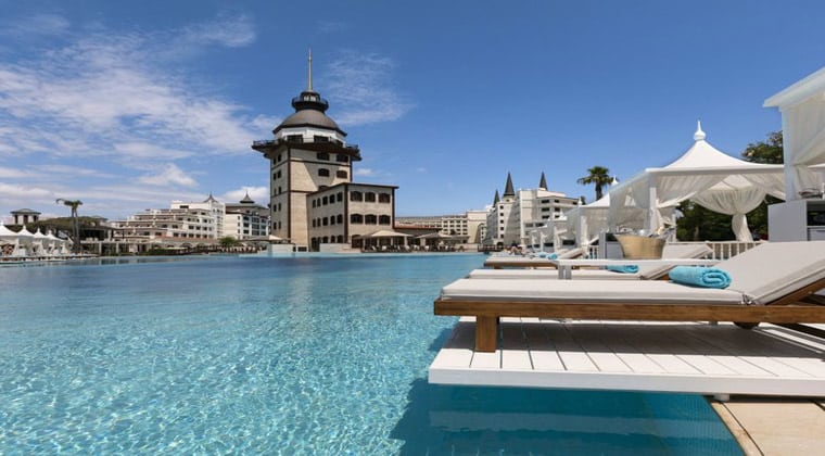 Wellness Hotel Türkei der Poolbereich im Titanic Mardan Palace