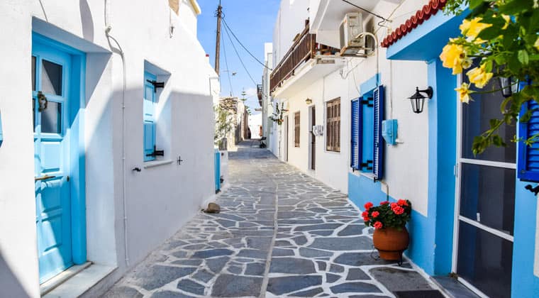 Blau weiße Häuserfassaden in der Altstadt von Naxos