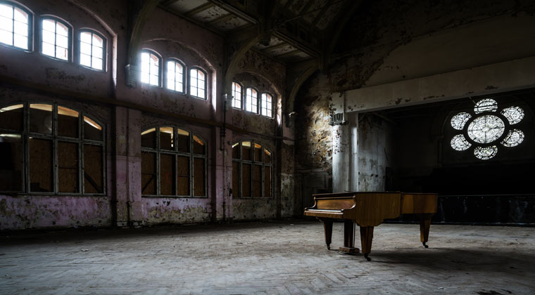 Lost Place alte Fabrik wo ein Klavier steht