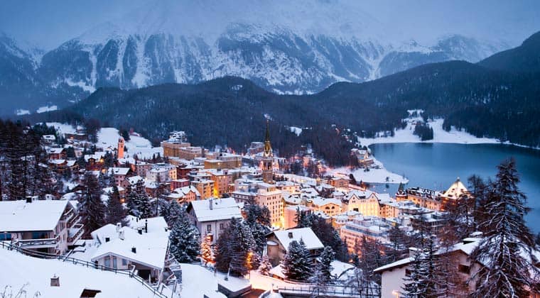 Winterlicher Blick auf St. Moritz in der Schweiz