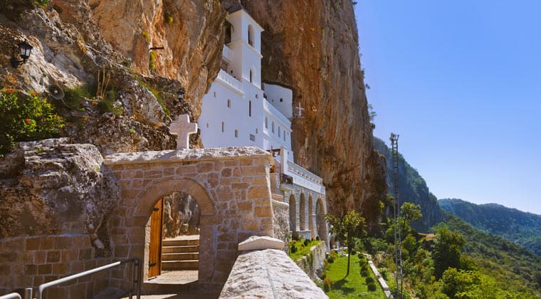 Panoramablick vom Felsenkloster Ostrog Montenegro