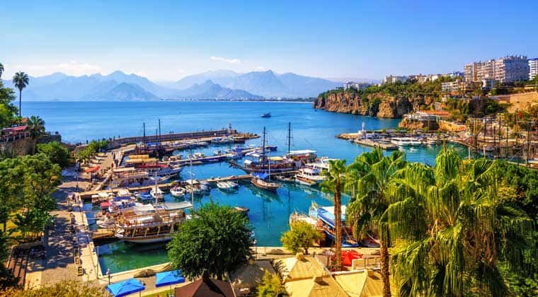 Blick auf den Hafen der Altstadt von Antalya und auf das Taurusgebirge und das Meer