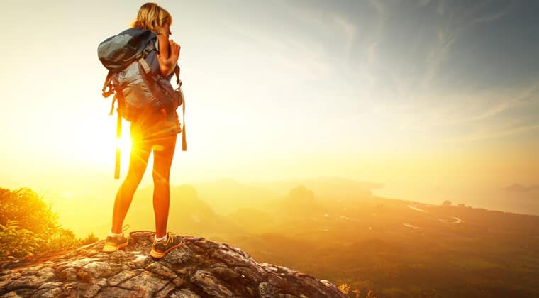 Wandern bei Sonnenaufgang mit Blick auf das Tal