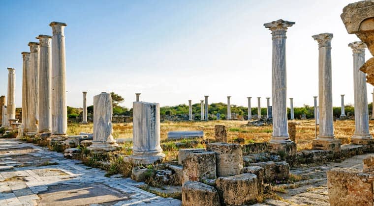 Blick auf die Ruinen des antiken Salamis und die Königsgräber
