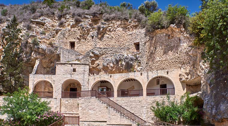 Blick auf das Kloster Agios Neophytos