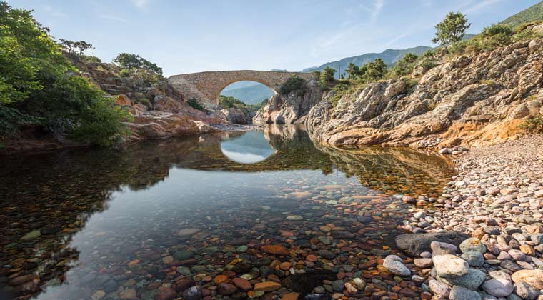 Korsika Sehenswürdigkeiten die beeindruckende Ponte Vecchiu Brücke