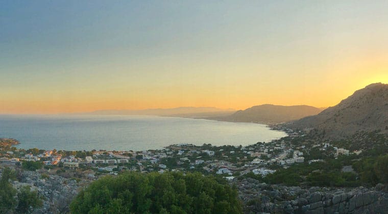 In den Abendstunden zeigt sich Pefkos von seiner schönsten Seite