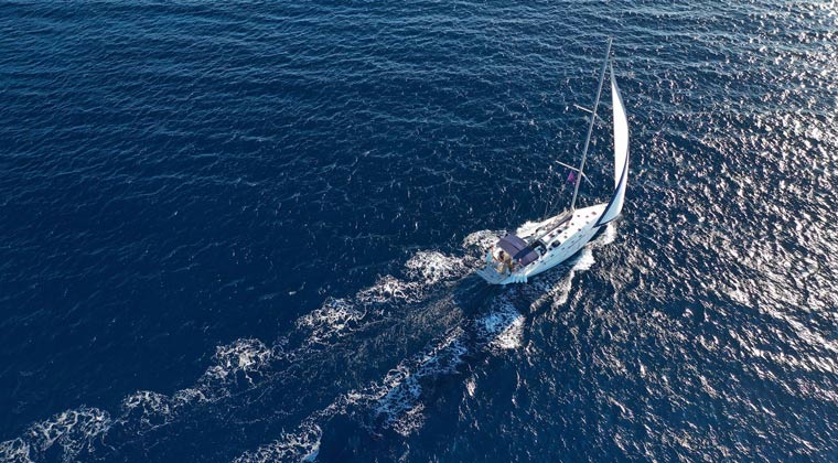 Segelyacht im Meer vor Korfu