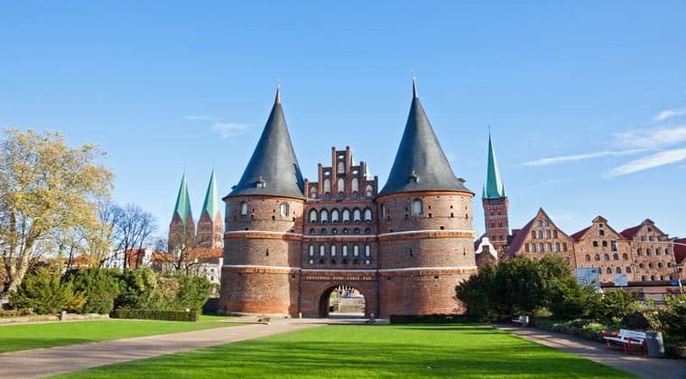 Blick auf das Holstentor in Lübeck