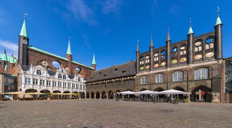 Blick auf das Rathaus und den schönen Innenhof