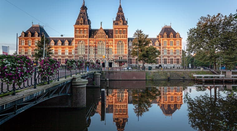 Amsterdam Sehenswürdigkeiten Blick auf das Rijksmuseum - ein niederländisches Nationalmuseum im Stadtteil Amsterdam Süd