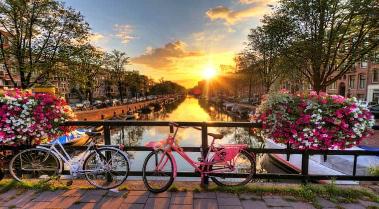 Amsterdam Sehenswürdigkeiten Blick auf einen wunderschönen Sonnenaufgang