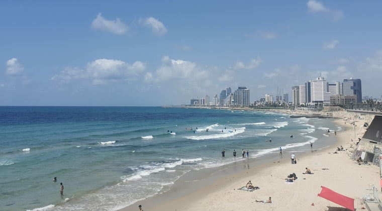 Blick auf den kilometerlangen Stadtstrand von Tel Aviv