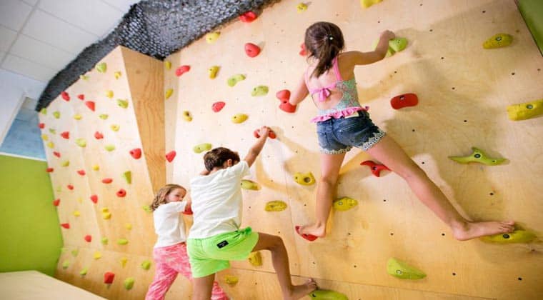 TUI KIDS CLUB Family Resort Barrosa Garden Spanien Kletterwand mit Kindern