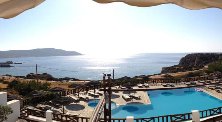 Pool im Aegean Village Hotel auf Karpathos.