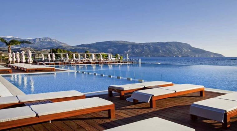 Der wunderschöne Infinity-Pool des Hotels Alimounda Mare