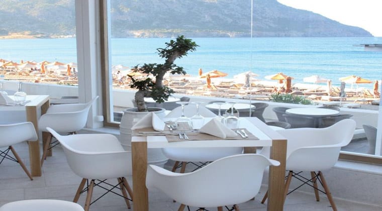 Tisch im Restaurant mit Meerblick im Hotel Konstantinos Palace.