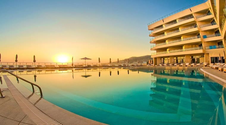 Blick auf den Pool vom Hotel Konstantinos Palace auf Karpathos bei Sonnenuntergang.