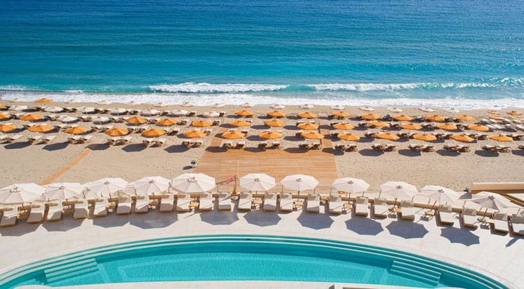 Blick vom Pool des Hotels Konstantinos Palace auf den hoteleigenen Strand