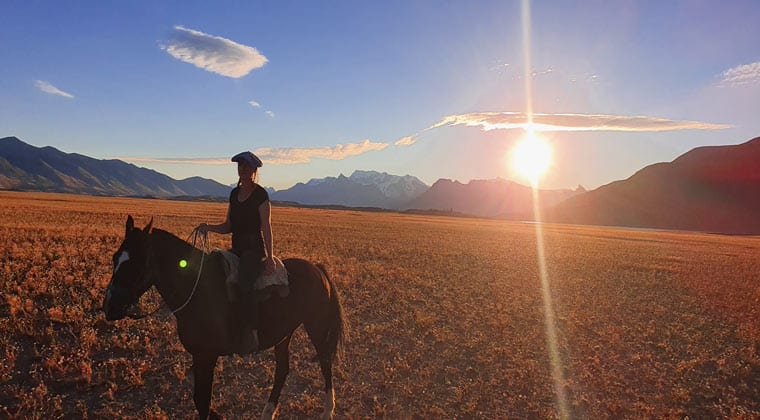 Argentinien Patagonien Eine Frau auf einem Pferd in der Steppe
