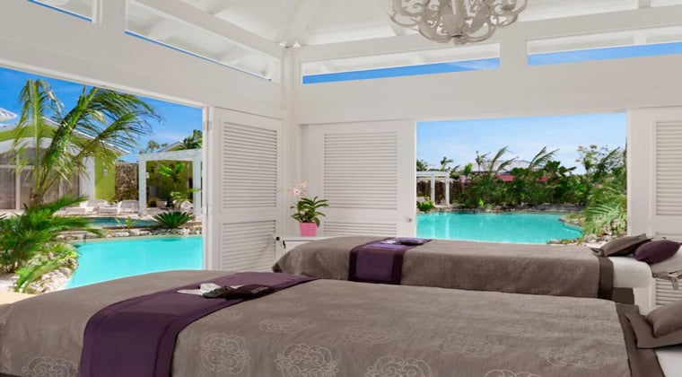 Dominikanische Republik Hotel Eden Roc Cap Cana Massageliegen im offenen Wellnessbereich mit Blick auf den Pool