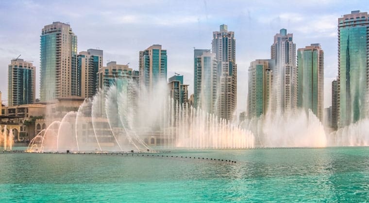 Blick auf den schönen Dubai Fountain