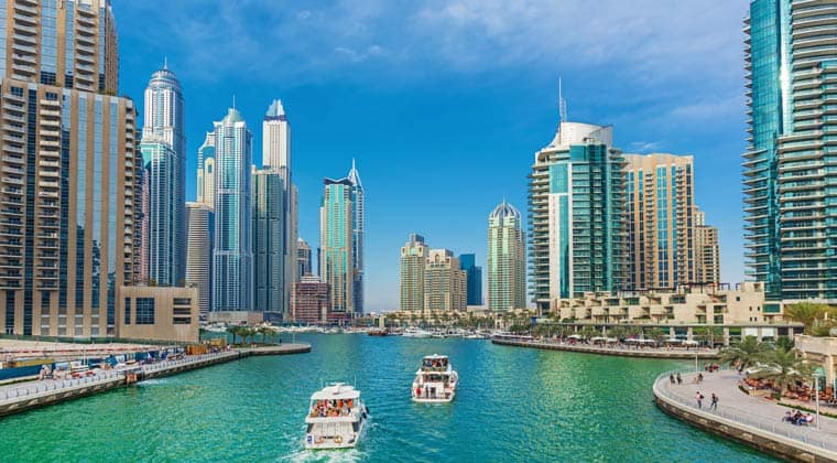 Blick auf die belebte Dubai Marina