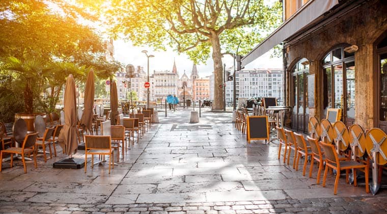 Blick auf die Altstadt von Lyon mit hübschen Cafes