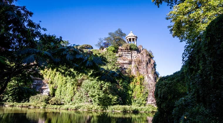Der Sibyl Tempel und Teich in Buttes-Chaumont Park in Paris